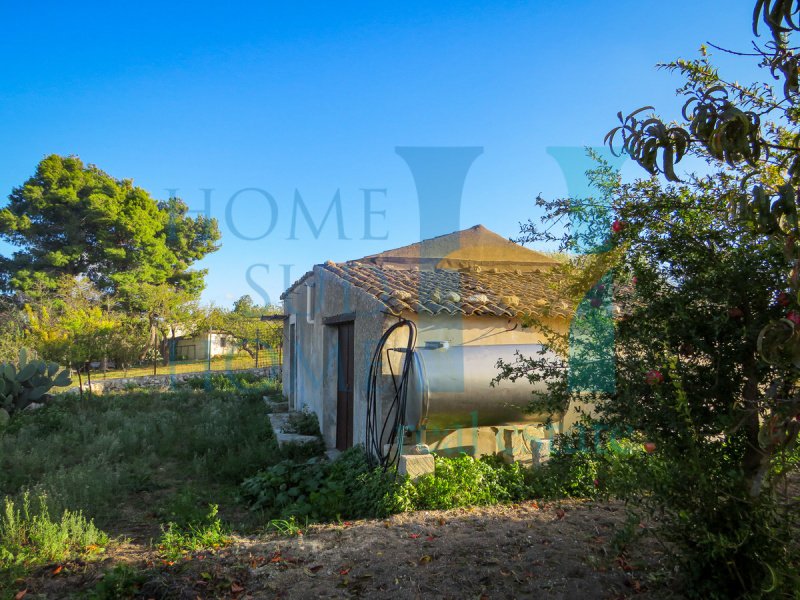 Klein huisje op het platteland in Noto