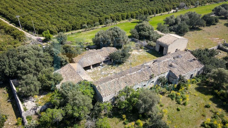 Klein huisje op het platteland in Rosolini