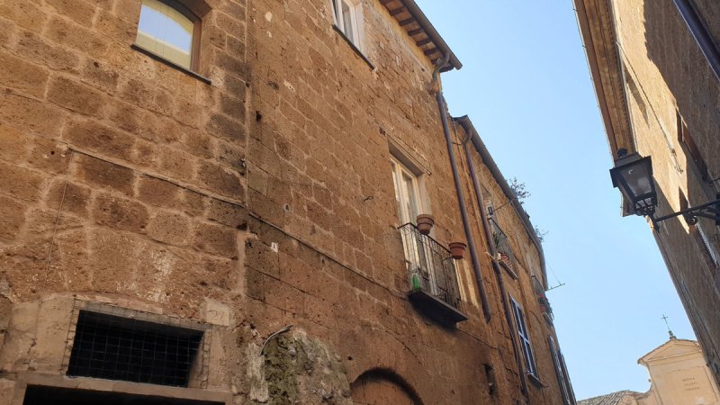 Top-to-bottom house in Orvieto