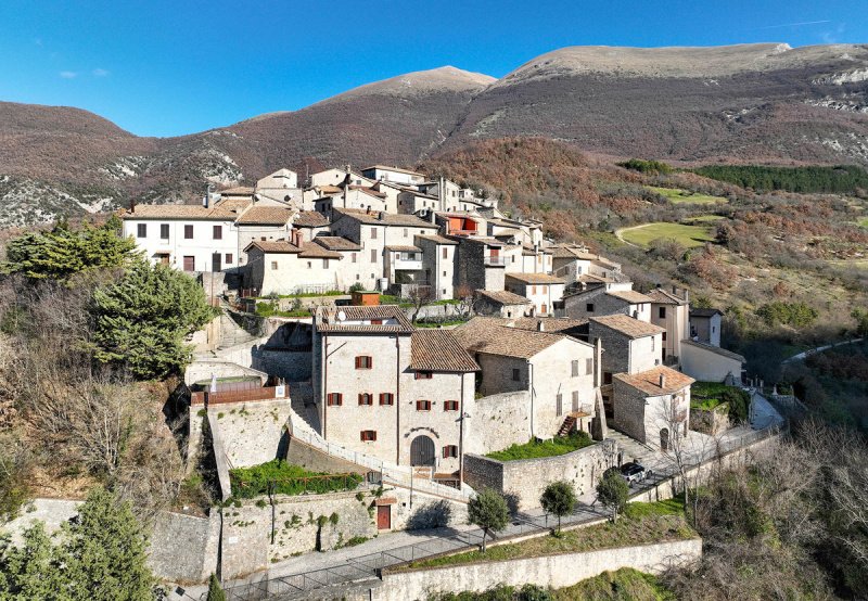 Klein huisje op het platteland in Sant'Anatolia di Narco